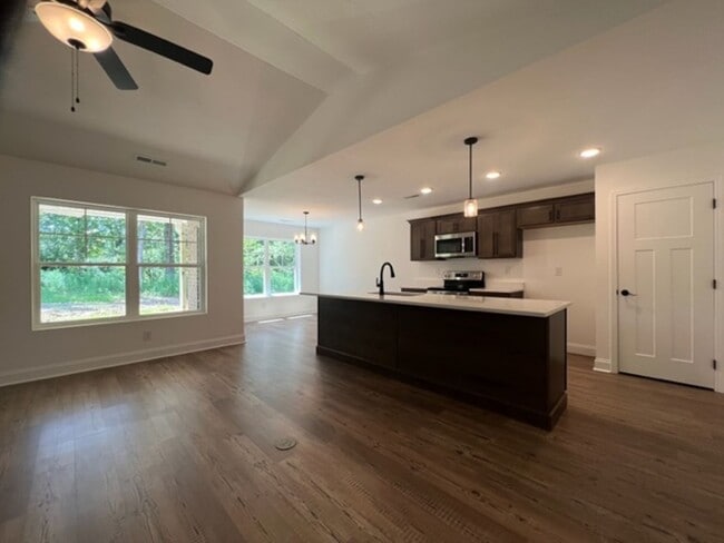 Building Photo - MOVE IN READY