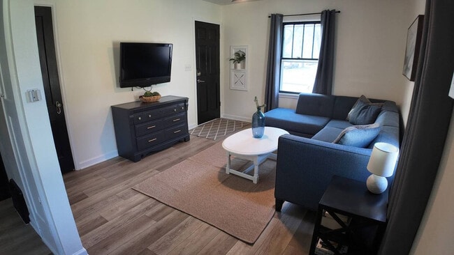 Building Photo - 1420 E 9th St