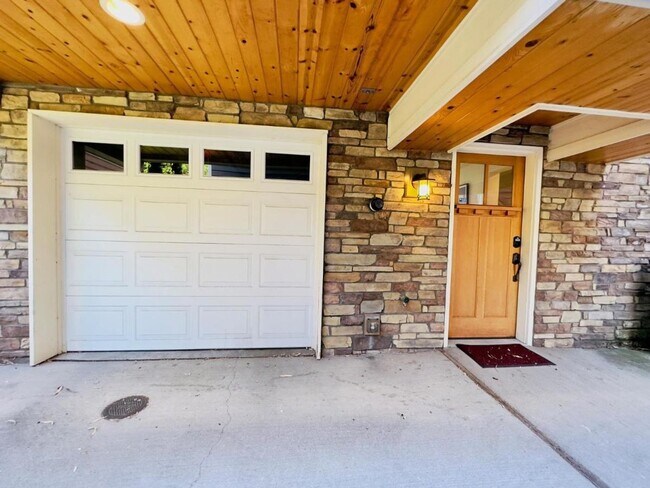 Building Photo - East Lake Town House