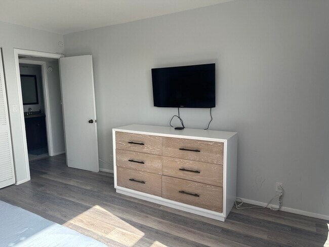 Building Photo - 405 N Ocean Blvd