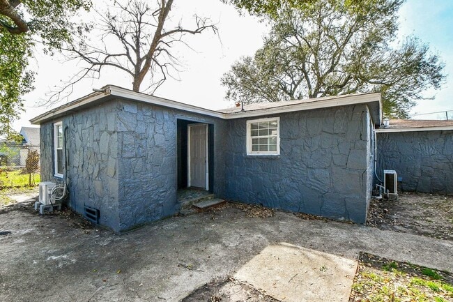 Building Photo - 2928 Wayne St