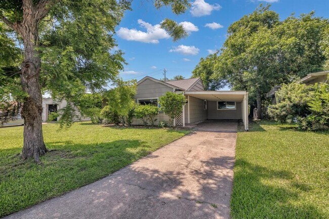 Primary Photo - 119 Barracuda Ave