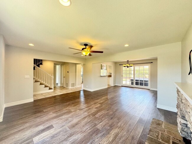 Building Photo - Beautiful 5B/2.5BA Home With Office Locate...