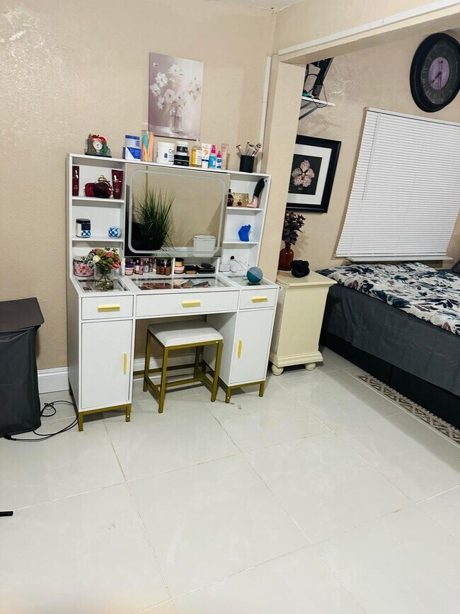 Building Photo - 833 Briggs St