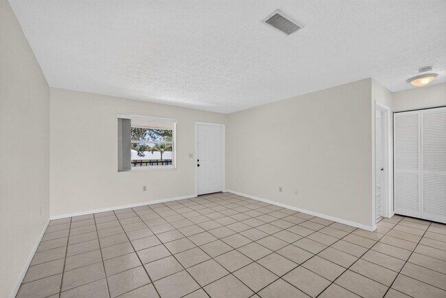 Building Photo - 708 SW Gardens Blvd