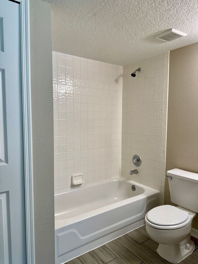 Building Photo - LARGE AND SPACIOUS 4/3 HOME IN EAST ORLANDO WEDGEFIED COMMUNITY