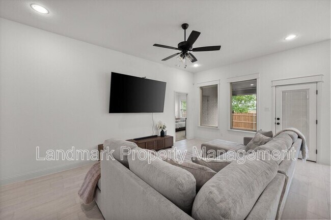 Building Photo - 816 Tesslynn Ave