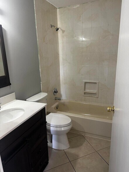 Building Photo - 1021 SW Du Bois Ave