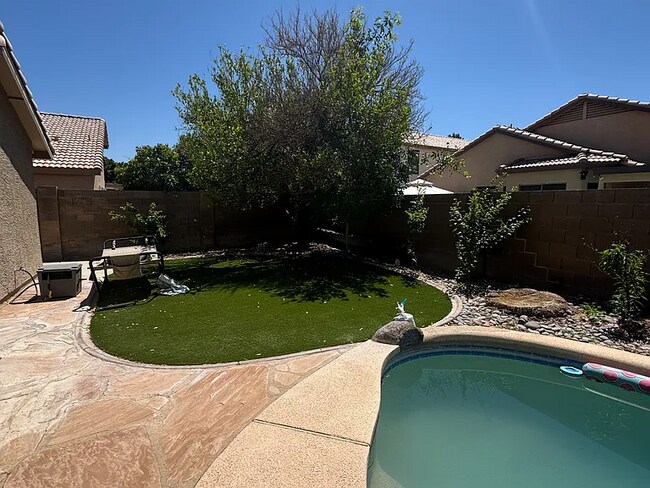 Building Photo - 8937 W Lone Cactus Dr