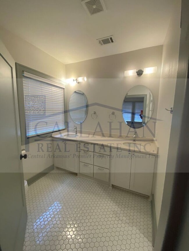 Building Photo - Hillcrest 2 Bedroom Bungalow