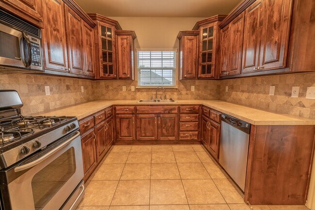 Building Photo - Beautiful 3 bed / 2 bath in New Tulsa!