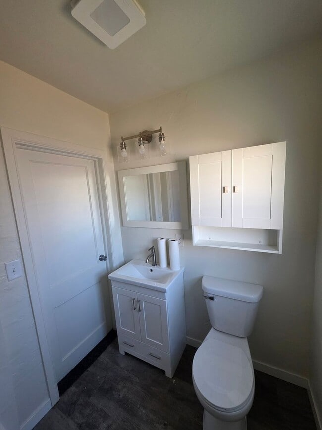 Building Photo - 940 W Weiland Ave