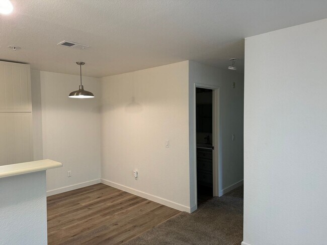 Building Photo - Adorable 2-bedroom 1 full bath and 1 car g...