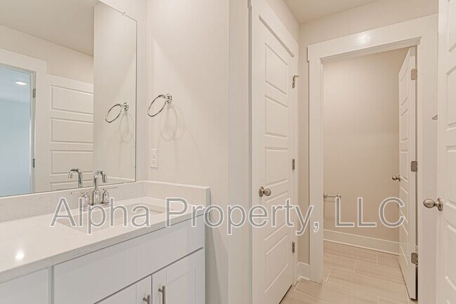 Building Photo - 422 Ellis Mill St