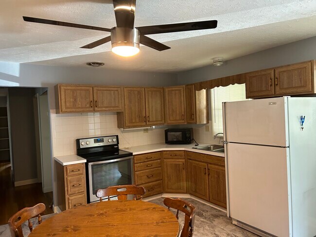 Building Photo - 826 Woodhill Rd