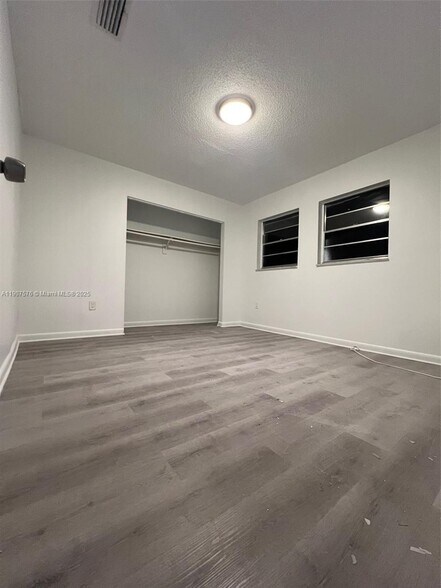 Building Photo - 471 E 13th St