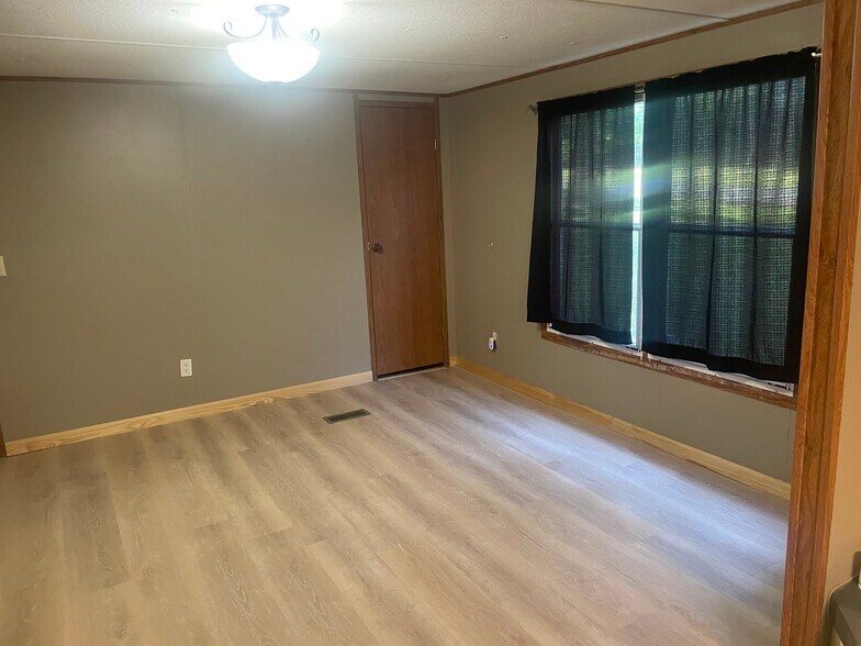 Building Photo - 5576 Hargrove Rd