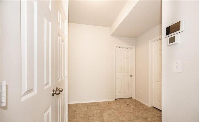 Building Photo - 4 bedroom 2 bathroom home!