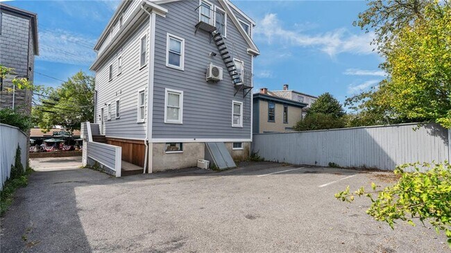 Building Photo - 492 Thames St