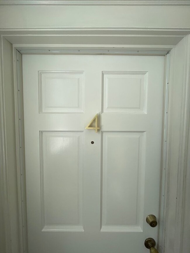 Building Photo - Charming 1 Bedroom Flat with a separate of...