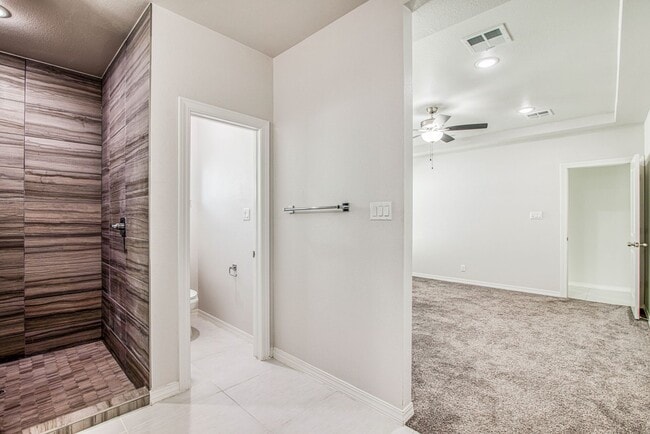 Building Photo - Beautiful  House 3 beds/3 baths. This Prop...