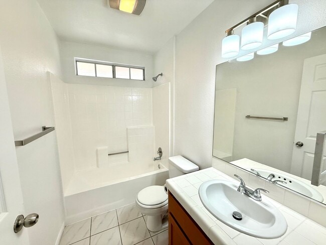Building Photo - Cozy Renovated Townhome in Gardena!