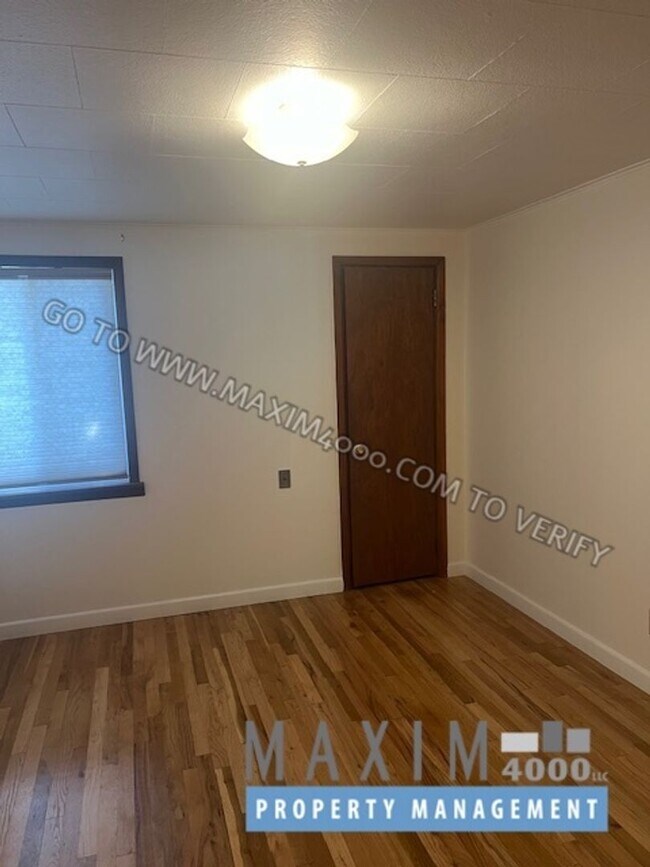 Building Photo - 323 N Mulberry St