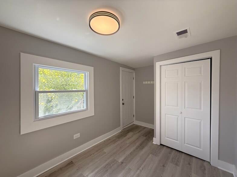 Building Photo - 3575 W Dickens Ave