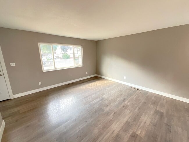 Building Photo - 3 Bedroom Home Available Near S Academy Bl...
