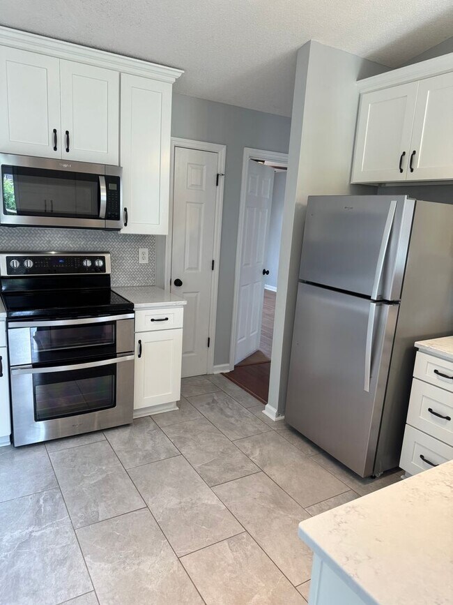 Building Photo - Knoxville 37918 - Beautiful 3 bedroom, 2 bath home in the heart of Powell - Contact Lisa Vineyard...