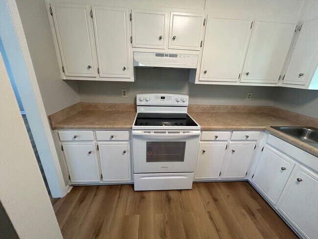 Building Photo - 3br 1.5 ba available now