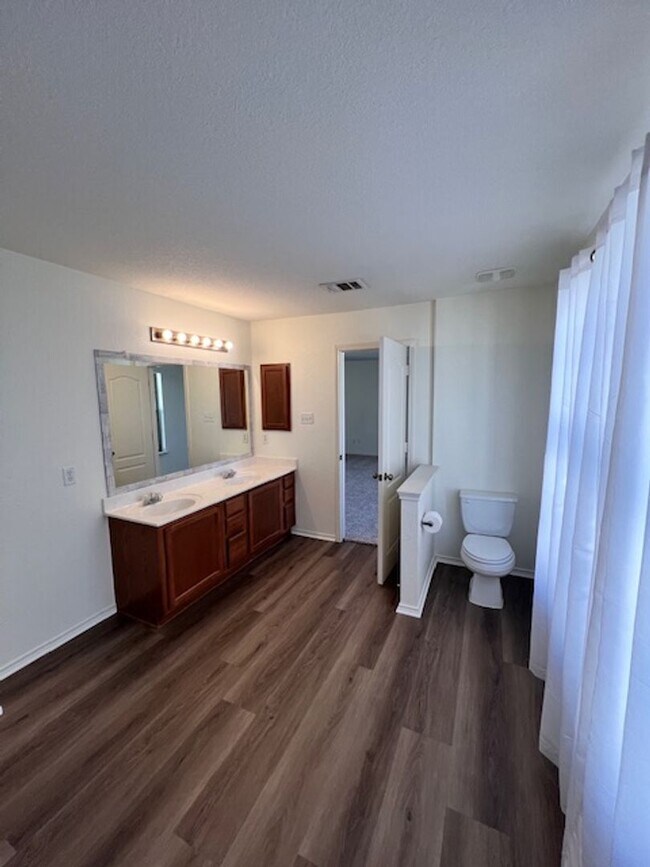 Building Photo - NorthPark / Taylor, TX / 4 bedrooms / Approx 2932 sq. ft. / Refrigerator / Washer & Dryer / New C...