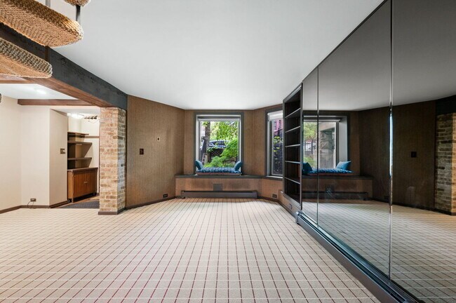 Building Photo - 617 W Fullerton Pkwy