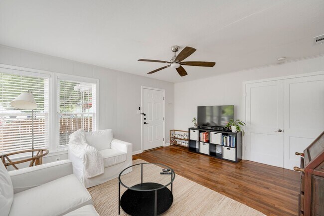 Building Photo - 5000 Lynndale Dr