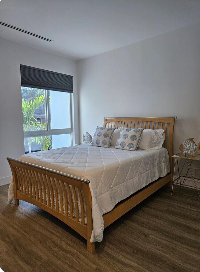 Building Photo - 2275 SE 7th St