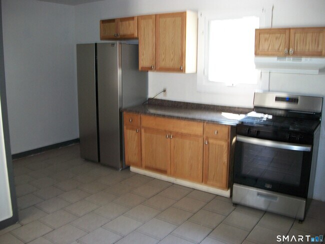 Building Photo - 27 Lilac St