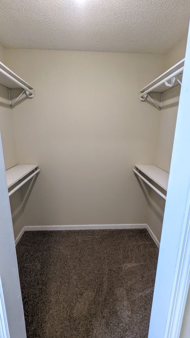 Building Photo - 2/2 Home with Office/Bath/Closet