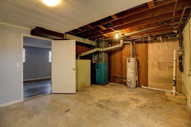 Building Photo - Charming 4 Bedroom Home!