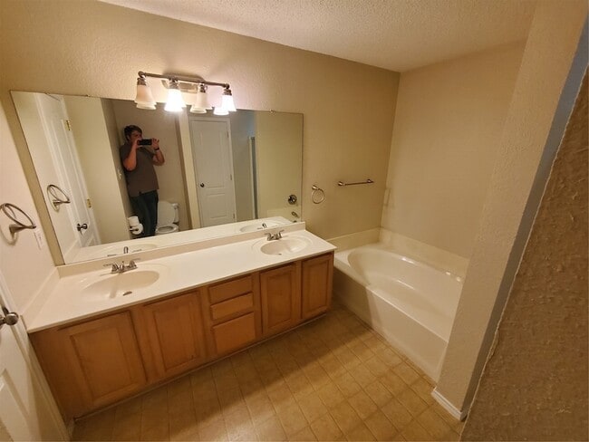 Building Photo - 4233 Fernleaf Dr