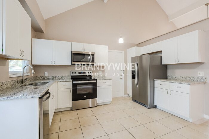 Building Photo - 700 E 7th St