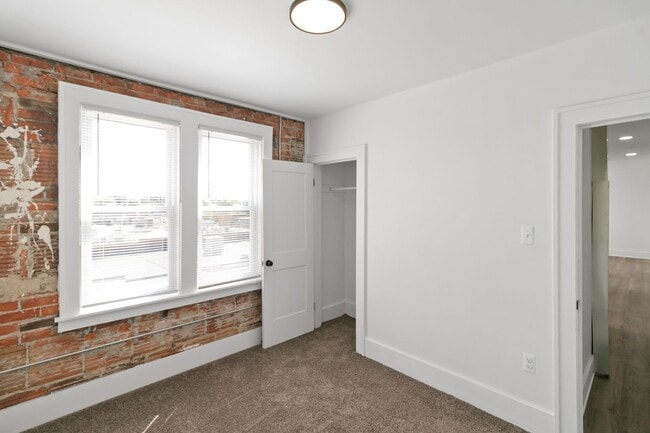 Building Photo - Second Floor Two Bedroom 1 Bath Unit Available