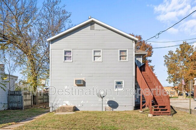 Building Photo - 533 Brown Ave