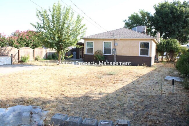 Building Photo - Fresno Mayfair District - 4 Bedroom Home  1 Year Lease