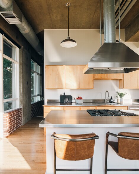 Building Photo - 2000 Little Raven St