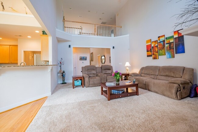 Building Photo - Gorgeous and Spacious 4 Bedroom home, Golf Course Views, Premium Finishes, Pet Friendly!