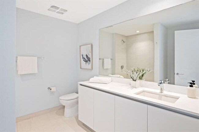 Building Photo - 1116 N Ocean Blvd