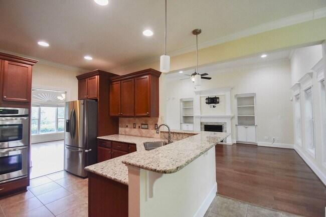 Building Photo - 4 Bedroom 2.5 Bathroom- Small Dogs Considered