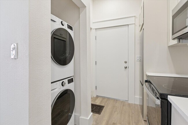 Building Photo - Fall 2026 Pre-Lease RENOVATED STUDIO Apartment | Close to Campus and Pearl St