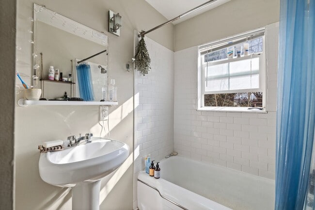 Building Photo - Excellent Main Floor Duplex Unit in Heart ...