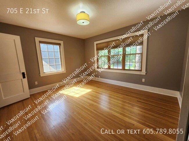 Building Photo - 705 E 21st St